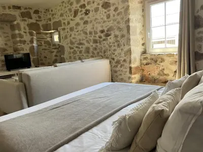 Télévision ou salle de divertissement dans l'établissement La Millière - Piscine & Campagne - Lescure