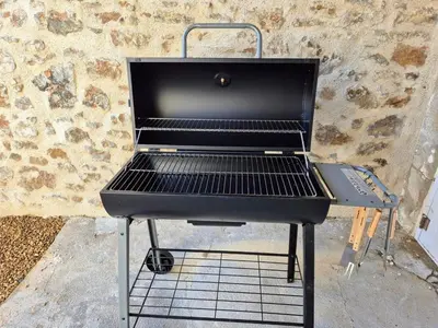 Barbecue disponible mis à disposition des clients de la maison d'hôtes
