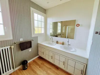 Salle de bains dans l'établissement Maison 8pers Centre Les Herbiers proche Puy du Fou