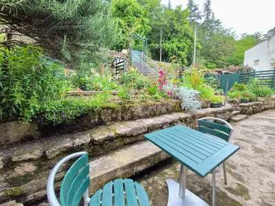 Jardin de l'établissement Le Pont Haut vue sur Rivière proche Puy du Fou
