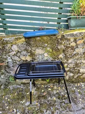 Barbecue disponible mis à disposition des clients de la maison d'hôtes