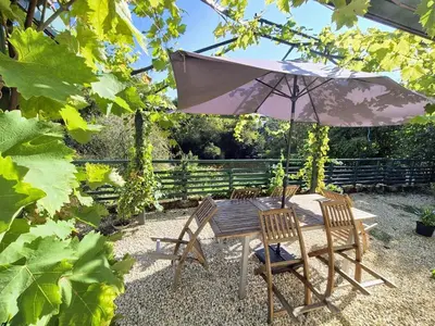 Jardin de l'établissement Le Pont Bas bord de rivière proche Puy du Fou