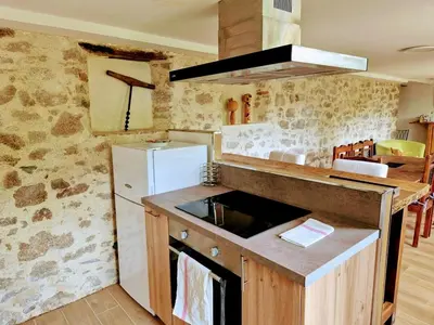 Cuisine ou kitchenette dans l'établissement Le Pont Bas bord de rivière proche Puy du Fou