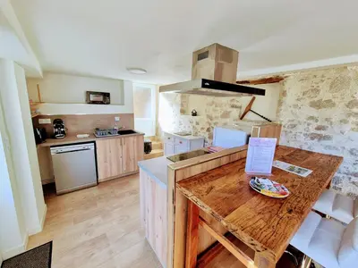Cuisine ou kitchenette dans l'établissement Le Pont Bas bord de rivière proche Puy du Fou