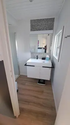 Cuisine ou kitchenette dans l'établissement LES MUGUETS - Maison 4 chambres à 600m de la plage