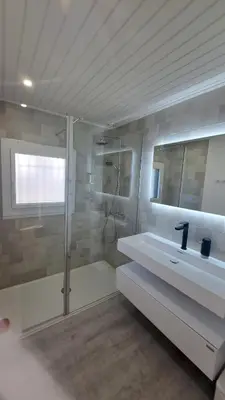 Salle de bains dans l'établissement LES MUGUETS - Maison 4 chambres à 600m de la plage