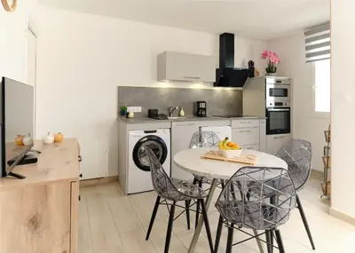 Cuisine ou kitchenette dans l'établissement ICÉ'O, Les pieds dans l'eau