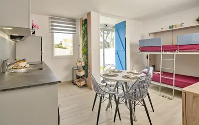 Cuisine ou kitchenette dans l'établissement ICÉ'O, Les pieds dans l'eau