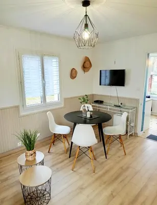 Télévision ou salle de divertissement dans l'établissement Embrun - T2 avec jardin près de la Plage