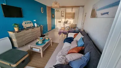 Télévision ou salle de divertissement dans l'établissement Au bruit des vagues, vue mer