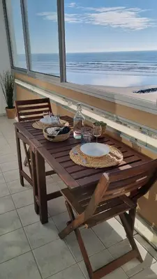 Vue générale sur la mer ou vue sur la mer prise depuis l'appartement