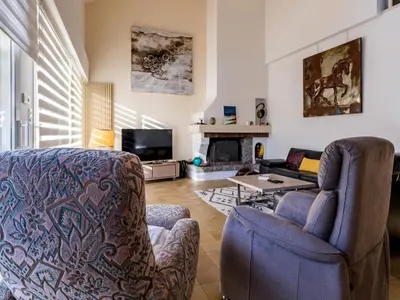 Télévision ou salle de divertissement dans l'établissement Maison spacieuse à 800m plage, jardin, animaux admis, parking, WiFi - FR-1-306-1294