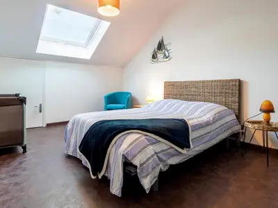 Un ou plusieurs lits dans un hébergement de l'établissement Maison spacieuse à 800m plage, jardin, animaux admis, parking, WiFi - FR-1-306-1294
