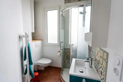 Salle de bains dans l'établissement Le St Jacques 360 - CALME - WIFI Fibre Très Haut Débit - Lumineux - Proche Gare PIRMIL