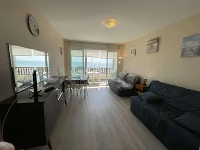 Coin salon dans l'établissement Studio en bord de mer avec balcon et parking - FR-1-224C-334