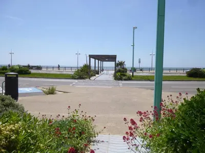 Plan de l'établissement Studio en bord de mer avec balcon et parking - FR-1-224C-334