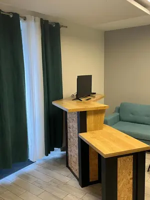 Télévision ou salle de divertissement dans l'établissement La Berge