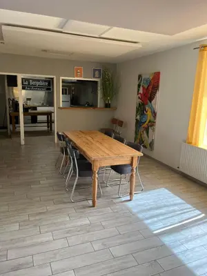 Cuisine ou kitchenette dans l'établissement La Berge