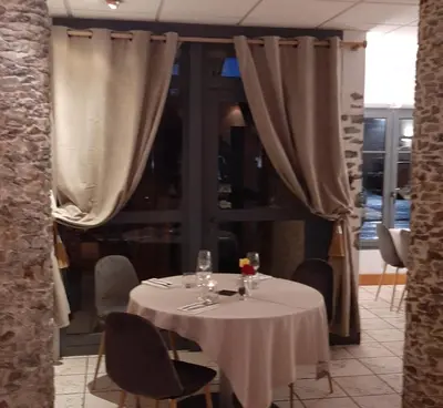 Restaurant ou autre lieu de restauration dans l'établissement L'Auberge du Tire Bouchon