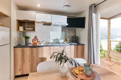 Cuisine ou kitchenette dans l'établissement Camping du Lac de Pouzauges à 15' du PuyduFou