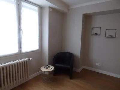 Coin salon dans l'établissement Lalberome Appartement Golden Cholet centre Parking prive Wifi
