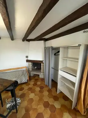 Un ou plusieurs lits dans un hébergement de l'établissement Studio indépendant dans maison d habitation