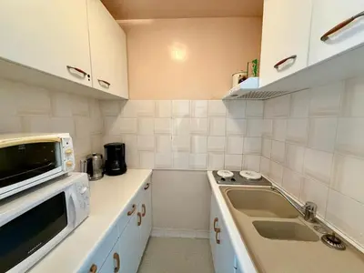 Cuisine ou kitchenette dans l'établissement APPARTEMENT AVEC TERRASSE PROCHE PLAGE - FR-1-652-49