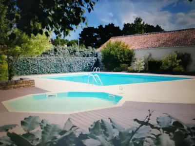 Piscine de l'établissement joli appartement bord de mer ou située à proximité
