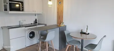 Cuisine ou kitchenette dans l'établissement joli appartement bord de mer