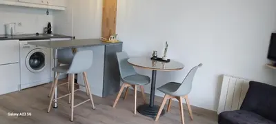 Cuisine ou kitchenette dans l'établissement joli appartement bord de mer