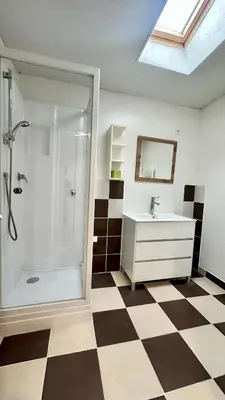 Salle de bains dans l'établissement Le Nid du Lac