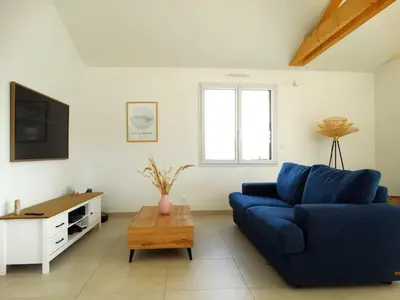 Télévision ou salle de divertissement dans l'établissement Maison 6 avec piscine chauffée à St-Hilaire
