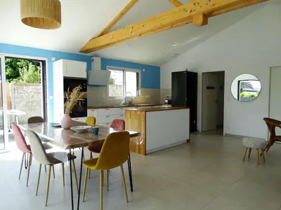 Cuisine ou kitchenette dans l'établissement Maison 6 avec piscine chauffée à St-Hilaire
