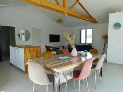 Télévision ou salle de divertissement dans l'établissement Maison 6 avec piscine chauffée à St-Hilaire
