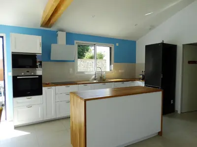 Cuisine ou kitchenette dans l'établissement Maison 6 avec piscine chauffée à St-Hilaire