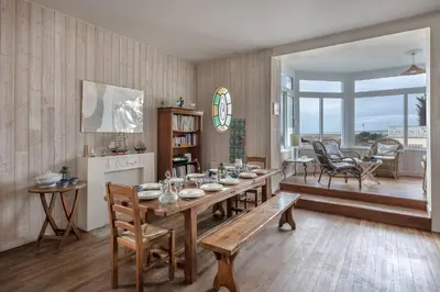 Coin salon dans l'établissement Maison pour 12 - Vue mer - Plage à La Bernerie