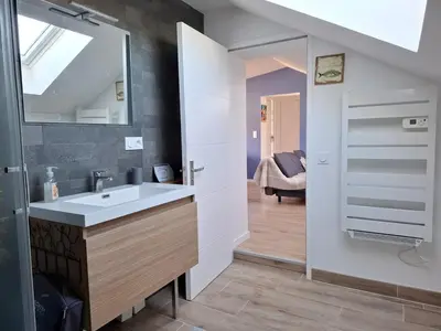 Salle de bains dans l'établissement St Marc proche plage, 2 chambres