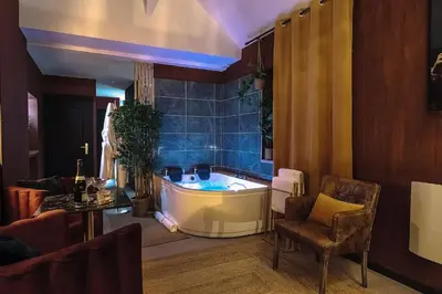 Coin salon dans l'établissement Suite avec jacuzzi - Le Boudoir de la Loire