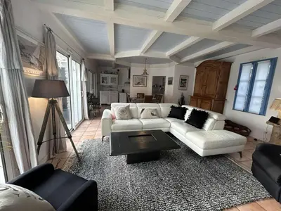 Coin salon dans l'établissement Maison de vacances 6 pers avec piscine à La Guérinière - FR-1-224B-240