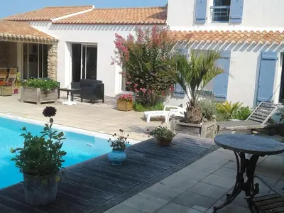 Piscine de l'établissement Maison de vacances 6 pers avec piscine à La Guérinière - FR-1-224B-240 ou située à proximité