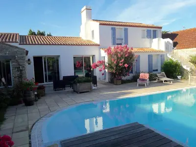 Piscine de l'établissement Maison de vacances 6 pers avec piscine à La Guérinière - FR-1-224B-240 ou située à proximité