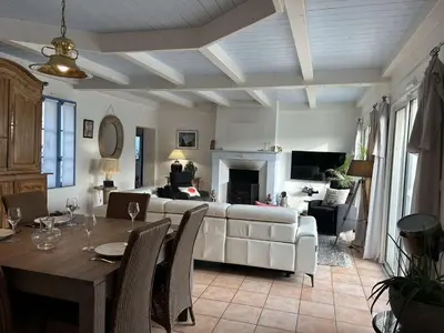 Télévision ou salle de divertissement dans l'établissement Maison de vacances 6 pers avec piscine à La Guérinière - FR-1-224B-240