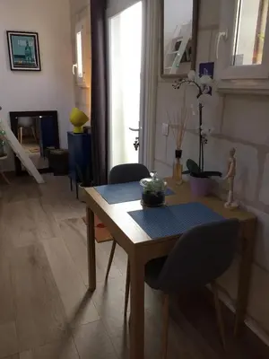 Coin salon dans l'établissement Maisonnette centre au calme