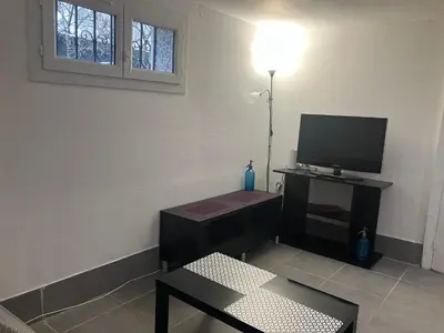 Télévision ou salle de divertissement dans l'établissement Grande chambre, Sdb partagée