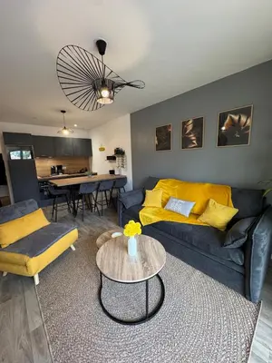 Coin salon dans l'établissement Yellow Beach, T2 neuf avec jardin