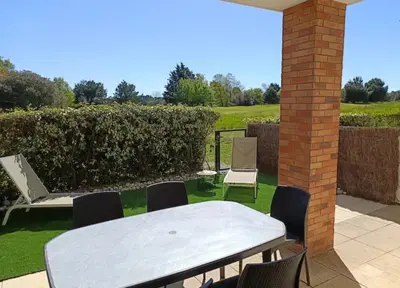 Jardin de l'établissement T2 L'orée du Golf labellisé 3 étoiles - Terasse et Parking