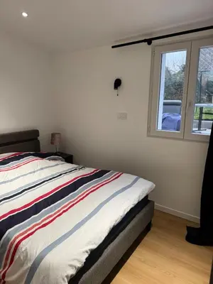 Un ou plusieurs lits dans un hébergement de l'établissement Appartement RDC vu sur jardin appart C
