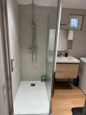 Salle de bains dans l'établissement Appartement RDC vu sur jardin appart C