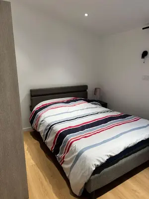 Un ou plusieurs lits dans un hébergement de l'établissement Appartement RDC vu sur jardin appart C