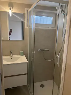 Salle de bains dans l'établissement Petite Chambre avec SdB partagée